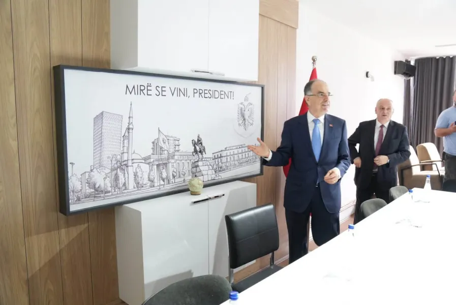 Bajram Begaj trazon Serbinë me vizitën në Preshevë e Bujanovc Vizita e presidentit të Shqipërisë  Bajram Begaj  në Bujanovc dhe Preshevë  ka nxitur reagime të shumta në skenën politike serbe  ku përfaqësues të opozitës  sidomos  por edhe subjekte   