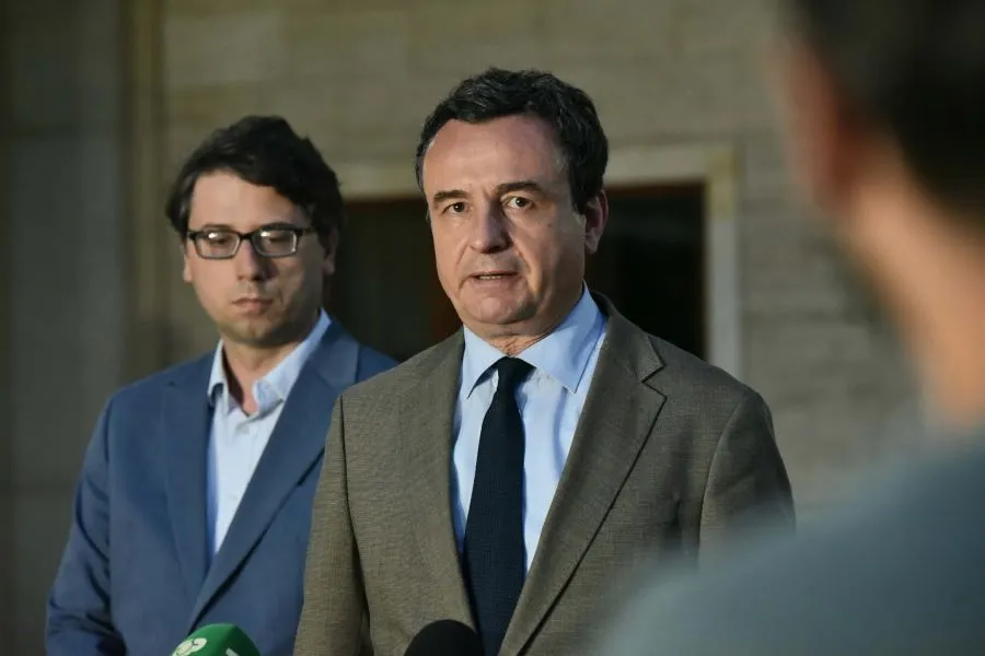Kurti pas takimit me Abdixhikun  S kemi ndonjë të arritur  jam optimist për rrugën përpara Kryetari i Lëvizjes Vetëvendosje Albin Kurti tha pas takimit me kryetarin e LDK së Lumir Abdixhikud dhe Vjosa Osmanin se nuk kemi ndonjë konkluzion a të   