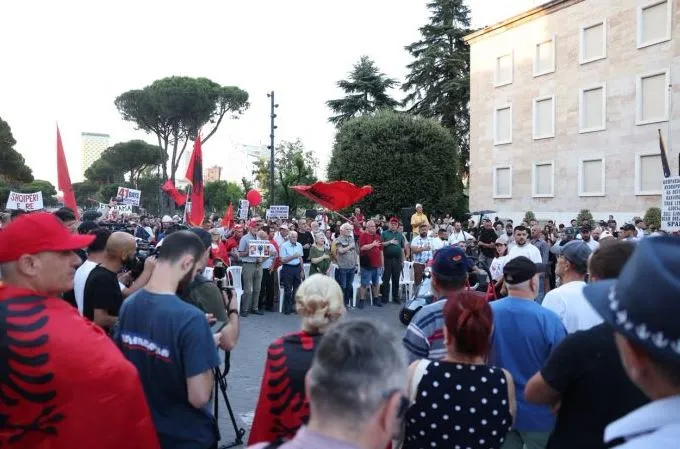 Qytetarët në protestën e 41 të  ripërsërisin pesë kërkesat kryesore Qytetarë zhvilluan sot protestën e 41 të në Tiranë  kundër investimit në Zvërnec dhe duke parashtruar kërkesa të tjera nga nismëtarët Protestuesit u mblodhën në sheshin   