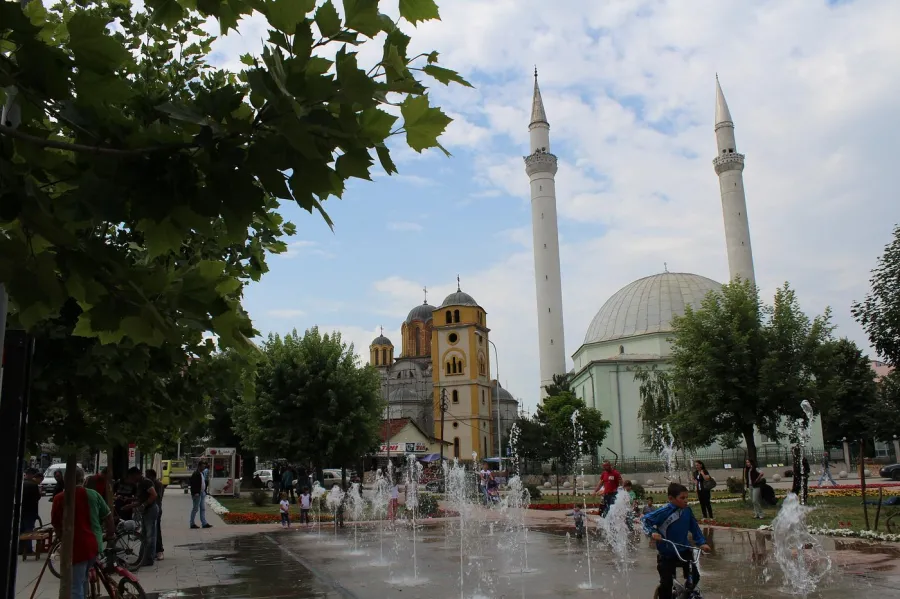 Policia ndalon një të mitur pas sulmit ndaj qytetarëve në Ferizaj Një i mitur është arrestuar në Ferizaj  nën dyshimin për veprat penale  Vrasje në tentativë    Sulm ndaj personit zyrtar  dhe  Vjedhje  Sipas raportit të Policisë së Kosovës  rasti   