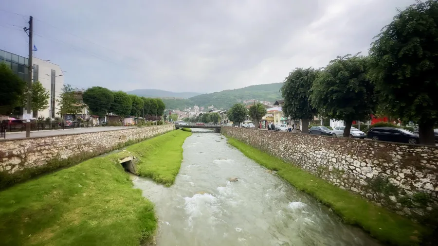 Kultivonte kanabis  përfundon në mbajtje i dyshuari në Prizren Një person është arrestuar në Prizren nën dyshimin për kultivim të bimëve narkotike të llojit kanabis Sipas raportit të Policisë së Kosovës  njësitë policore  me urdhër të gjykatës    