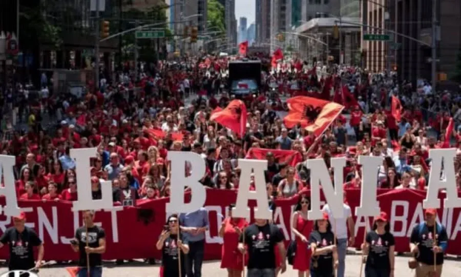 Kryebashkiaku i Nju Jorkut krijon lagjen shqiptare  e quan  Little Albania   ankohen italianët  Little Albania  është përfshirë në hartën zyrtare të enklavave të emigrantëve në New York  të publikuar nga Bashkia e qytetit  duke u renditur mes   