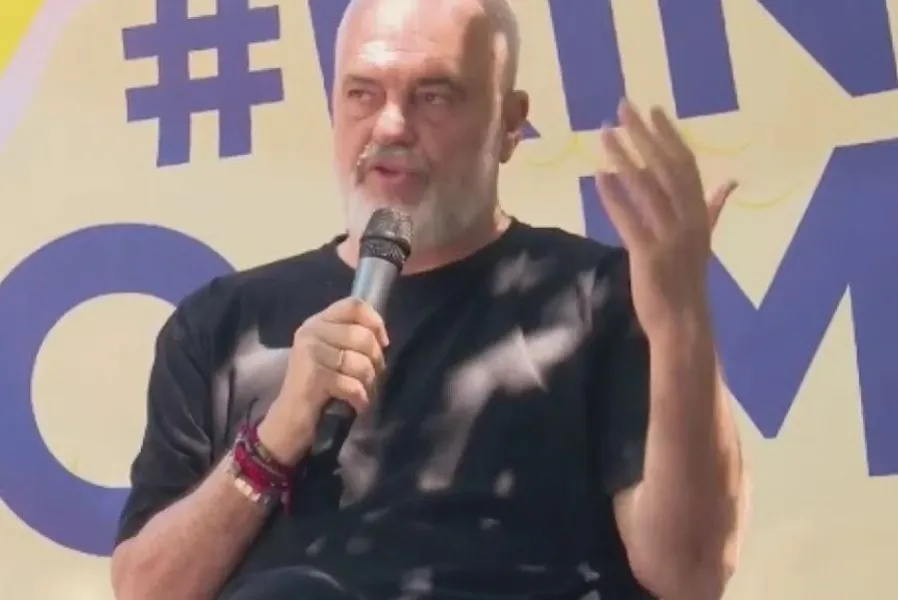 Edi Rama  Po të kishte kamera në takimet e mia me Albin Kurtin do të habitej dynjaja Kryeministri i Shqipërisë  Edi Rama  sot në një diskutim me të rinjtë në Jalë  foli për raportet e tij me kryeministrin e Kosovës  Albin Kurti  dhe kreun e   
