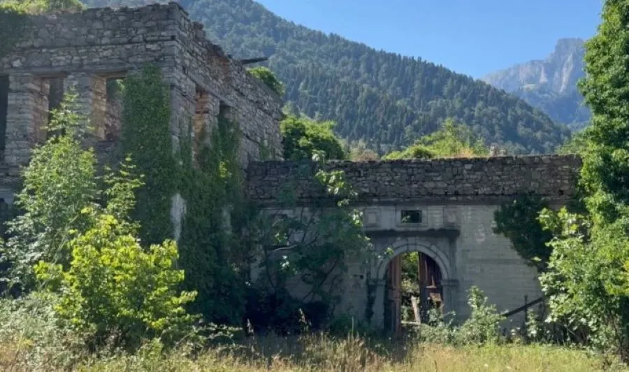 Shtëpia ku lindi Faik Konica e lënë në harresë  ka nevojë urgjente për restaurim E lënë në harresë dhe e degraduar nga koha  shtëpia ku lindi Faik Bej Konica në Konicë të Greqisë ndodhet sot në gjendje të rënduar  me muret e dëmtuara dhe e   