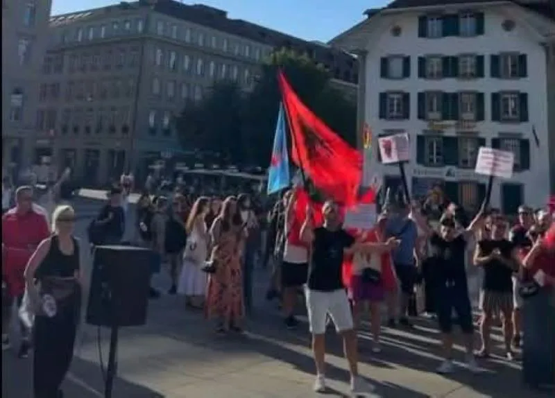 Protestë për shfuqizimin e emrave të rrugëve në Tetovë nga Gjykata Kushtetuese Bashkimi Demokratik për Integrim sonte për herë të dytë mban protestë pasi Gjykata Kushtetuese i shfuqizoi emrat e disa rrugëve dhe sheshit të Tetovës  për të cilat u   