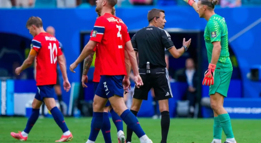 anglia-permbys-norvegjine-dhe-siguron-gjysmefinalen-anglia-ka-siguruar-kualifikimin-ne-gjysmefinale-te-kupes-se-botes-pasi-mposhti-norvegjine-ne-cerekfinale-me-permbysje-ne-nje-ndeshje-qe-u-shoqerua-edhe-me-polemika-rreth-golit-te-dyte-te