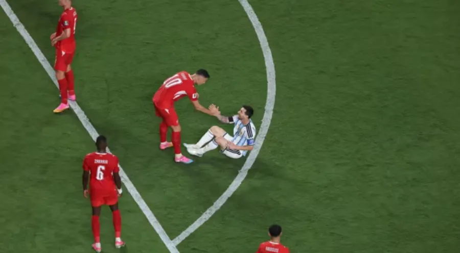 Argjentina eliminon Zvicrën dhe sfidon Anglinë Argjentina mposht Zvicrën dhe siguron gjysmëfinalen  Messi shkëlqen edhe pa shënuarArgjentina ka siguruar një vend në gjysmëfinale të Kupës së Botës  pasi mposhti Zvicrën me rezultat 2 1 në një   