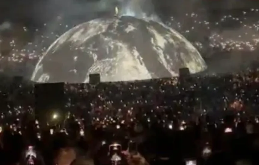 Spektakël i papërsëritshëm në Tiranë  Kanye West elektrizoi publikun shqiptar Reperi amerikan Kanye West mbajti mbrëmjen e së shtunës një koncert madhështor në Tiranë  duke sjellë një atmosferë elektrizuese dhe një spektakël që tërhoqi mijëra   
