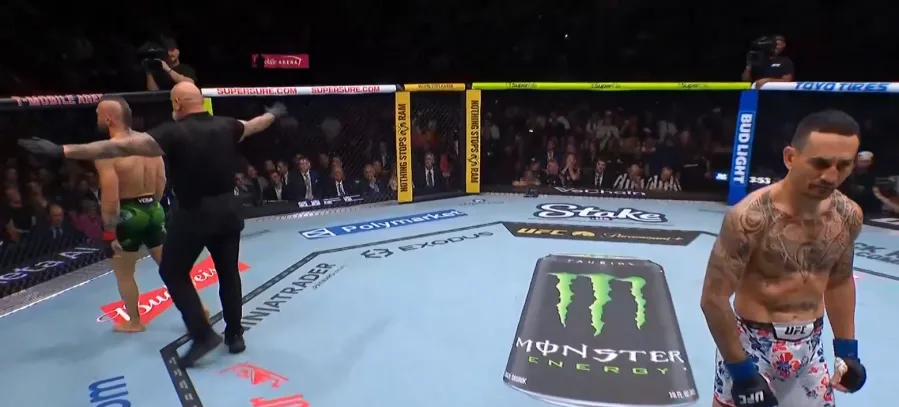 McGregor bie në rikthim  Holloway e mposht në raundin e parë Rikthimi i shumëpritur i Conor McGregor në oktagon nuk rezultoi siç pritej  pasi irlandezi u mposht nga Max Holloway me nokaut teknik  TKO  në raundin e parë  në duelin kryesor të   