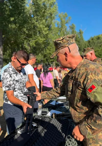 Forcat e Armatosura prezantojnë mundësitë e rekrutimit për të rinjtë Forca Tokësore tw Shqipërisë  në bashkëpunim me Qendrën e Personel Rekrutimit  QPR   zhvilloi një aktivitet informues në Poçem të Mallakastrës  në kuadër të festimeve të  Tre   