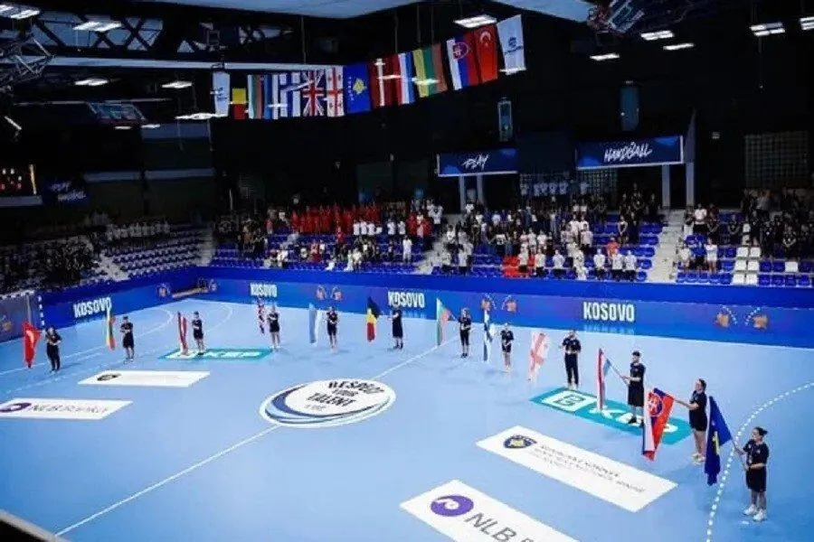 Prishtina pret Evropën  12 kombëtare në garë për titullin e Kampionateve Evropiane në hendboll U20 Prishtina është gati të mirëpresë një nga ngjarjet më të rëndësishme të hendbollit evropian për grupmoshat e reja Për tetë ditë me radhë    