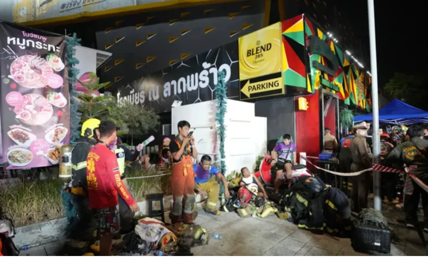 Të paktën 27 të vdekur në zjarr në një bar në Bangkok Të paktën 27 persona kanë humbur jetën në një zjarr që përfshiu një bar në Bangkok  tha kryeministri i Tajlandës Zjarrfikësit u thirrën në vendngjarje menjëherë pas mesnatës dhe zbuluan   