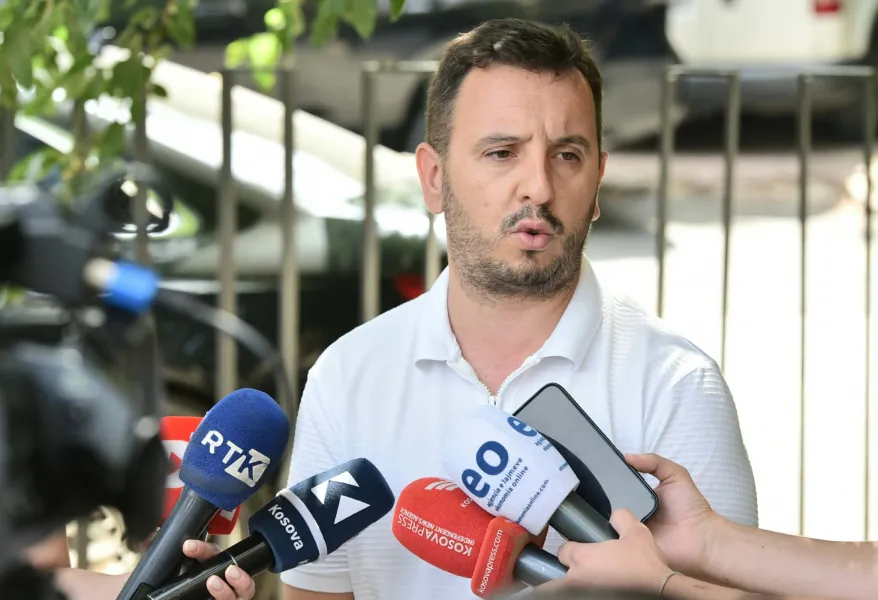 KDI e IKD  Haxhiu mund ta dekretojë Gashin  kërkohet Kryeprokuror me kompetenca të plota Me pesë vota për  nga gjashtë gjithsej  Këshilli Prokurorial i Kosovës  e ka nominuar Zejnullah Gashin kandidat për Kryeprokruror të Shtetit  dhe kësisoj   