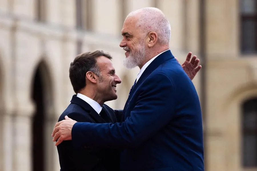 Samiti i Koalicionit të Vullnetmirëve  Rama pritet nga Macron në Paris Kryeministri i Shqipërisë  Edi Rama këtë sot ka mbërritur në Paris në kuadër të Samitit të Koalicionit të Vullnetmirëve  në mbështetje të Ukrainës  Rama theksoi se ka marrë   