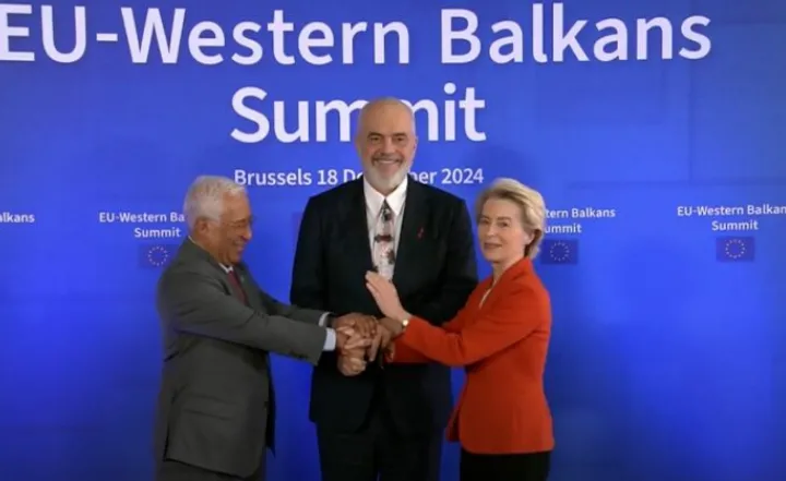 Shqipëria mbyll sot tre kapitujt e parë të negociatave me BE në Shqipëria pritet të shënojë sot një tjetër hap të rëndësishëm në procesin e integrimit evropian  pasi në Bruksel do të mbahet Konferenca e IX Ndërqeveritare Shqipëri   Bashkimi   