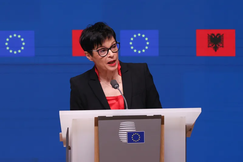 Shqipëria dhe vendet kandidate për anëtarësim në BE mbajnë konferenca sot në Bruksel Për herë të parë në më shumë se dy dekada  katër shtete po mbajnë konferenca në Bruksel  në përpjekje për të shkruajt drejt anëtarësimit në Bashkimin Evropian    