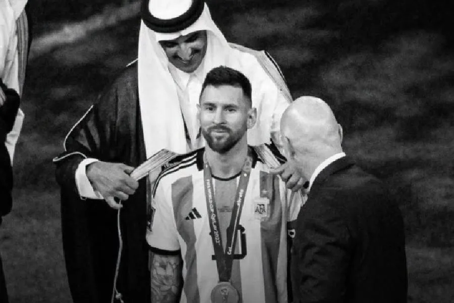 Vdes Sheikh Hamad bin Khalifa Al Thani  njeriu që kurorëzoi Messin në Botërorin 2022 Ish Emiri i Katarit  Sheikh Hamad bin Khalifa Al Thani  ka ndërruar jetë në moshën 74 vjeçare më 12 korrik 2026 Sheikh Hamad  i cili vdiq të dielën që shkoj    