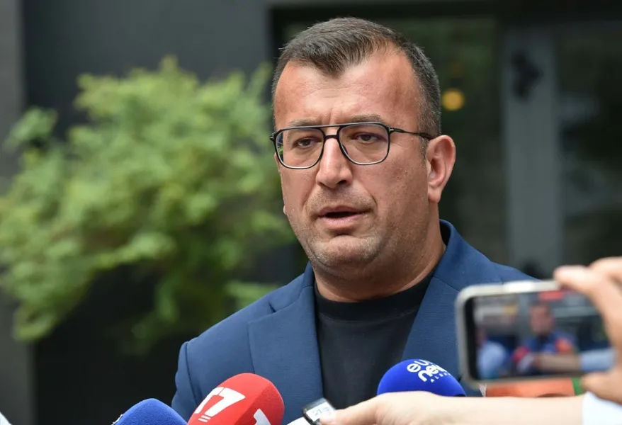 Shkarkimi i Abdixhikut  Ferati  Nuk ka kërkesë për Kuvend të jashtëzakonshëm në LDK Sekretari i Lidhjes Demokratike të Kosovës  LDK   Ilir Ferati  ka deklaruar se deri më tani në zyrat e partisë nuk është deponuar asnjë kërkesë për mbajtjen e   