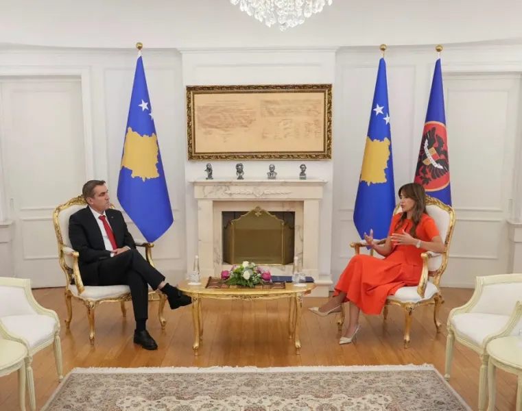 Haxhiu e dekreton Zejnulla Gashin Kryeprokuror të Shtetit Ushtruesja e detyrës së presidentes  Albulena Haxhiu  e ka dekretuar Zejnulla Gashin Kryeprokuror të Shtetit Haxhiu tha se pas pranimit të propozimit dhe dokumentacionit nga Këshilli   