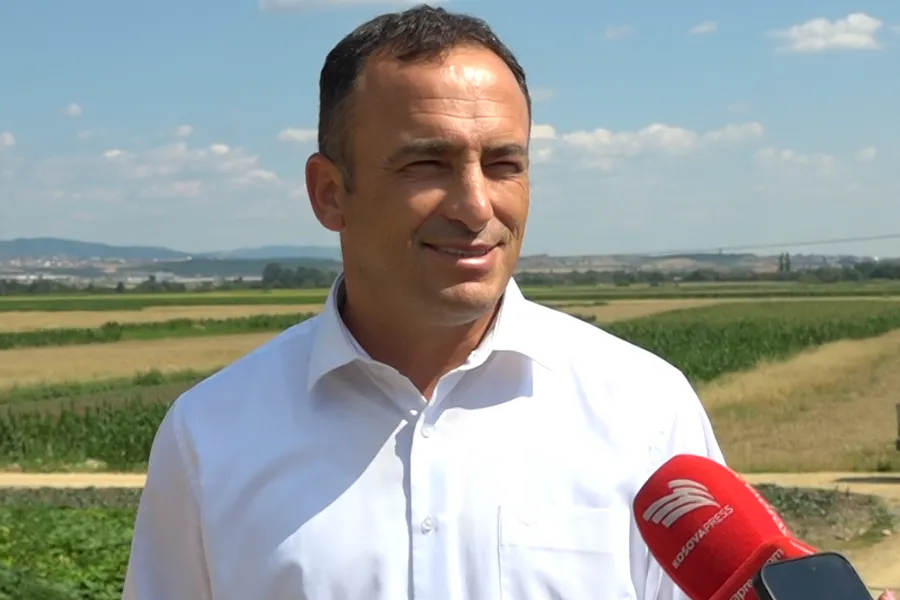 Kryetari i Obiliqit Thaçi paralajmëron masa  Të hënën dita e fundit që operatori mund të punojë në Babimoc Kryetari i Komunës së Obiliqit  Halil Thaçi  inspektoi punimet në rrugën e fshatit Babimoc  duke paralajmëruar se operatorit ekonomik nuk   
