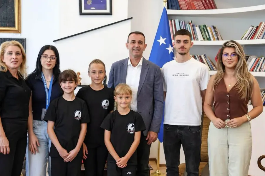 Gashani pret klubin  Kanina  të karatesë pas suksesit në Kampionatin Mesdhetar Ministri i Sportit dhe Rinisë  Blerim Gashani  ka pritur sot në takim përfaqësuesit e Klubit të Karatesë  Kanina   duke i përgëzuar për rezultatet e arritura në   