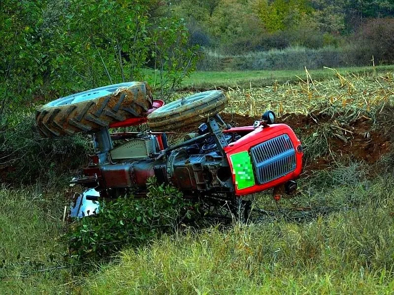 Aksident në Gremnik të Klinës  Humbi jetën pas rrokullisjes me traktor Një person ka humbur jetën si pasojë e një vetaksidenti me traktor që ka ndodhur sot në fshatin Gremnik të Komunës së Klinës Zëdhënësi i Policisë në rajonin e Pejës  Fadil   