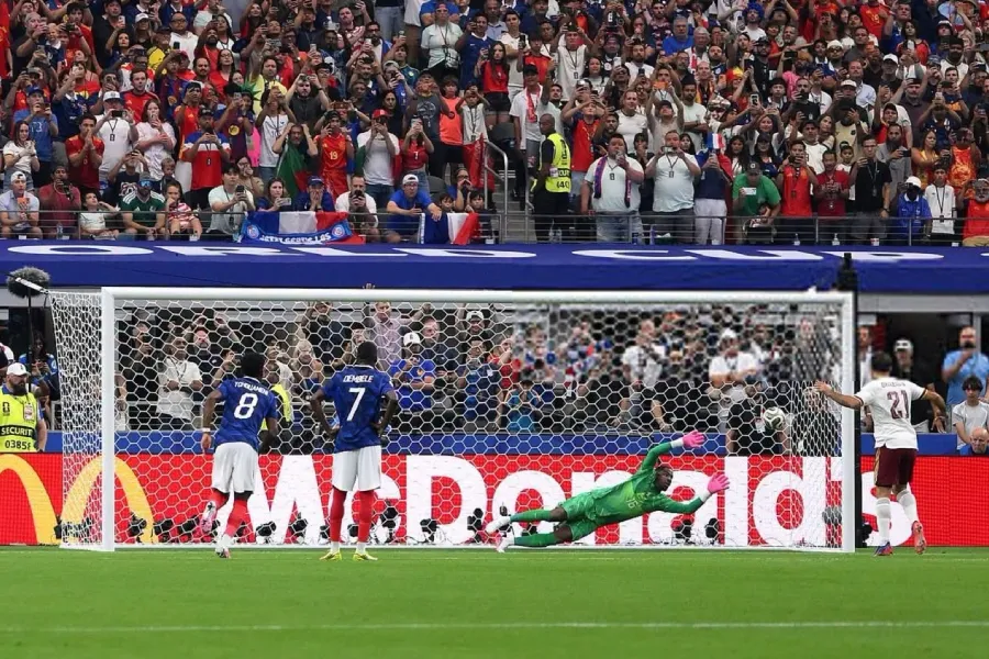 Spanja mbyll pjesën e parë me avantazh 1 0 ndaj Francës Spanja mbyll pjesën e parë në epërsi 1 0 ndaj Francës në gjysmëfinalen e Kampionatit Botëror  falë golit të Mikel Oyarzabal nga penalltia në minutën e 22 të 11 metërshi erdhi pas faullit të   
