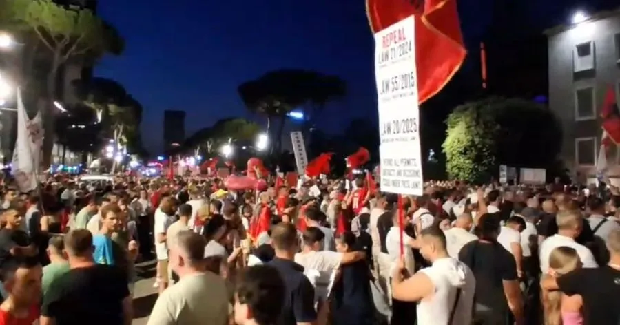 Sot 45 ditë tubim në Tiranë  protestuesit thonë se nuk tërhiqen deri në shtator Kjo e martë shënon ditën 45 të të protestës në Tiranë  teksa tashmë kanë njoftuar se nuk tërhiqen deri në shtator Protestuesit kanë nisur të mblidhen në sheshin   
