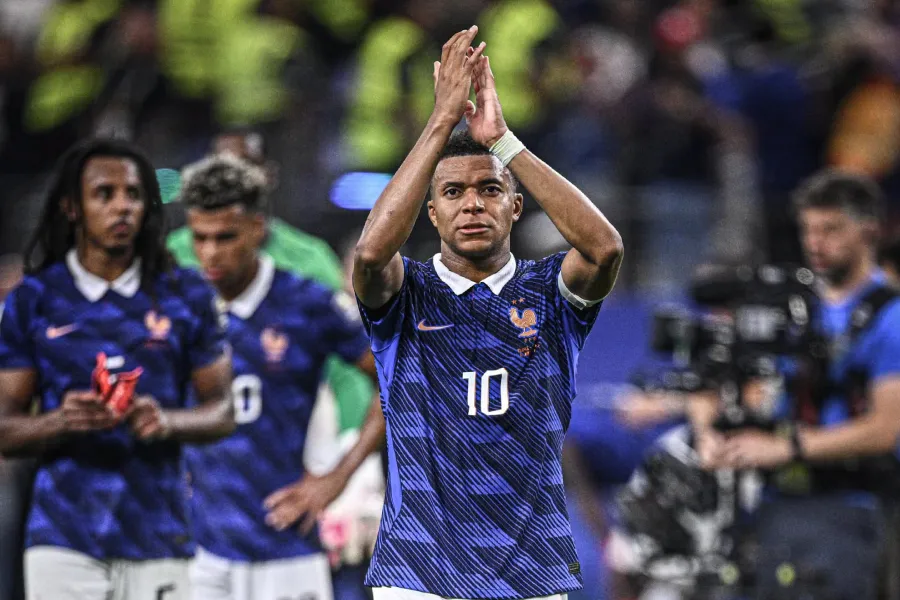 Spanja dominante  sulmi francez zhgënjen Spanja shkëlqeu dhe mposhti Francën 2 0 duke siguruar finalen e Botërorit   La Roja  kontrolloi lojën me posedim  qetësi dhe disiplinë  goditi me Oyarzabal nga penalltia në minutën e 22 të pas një   