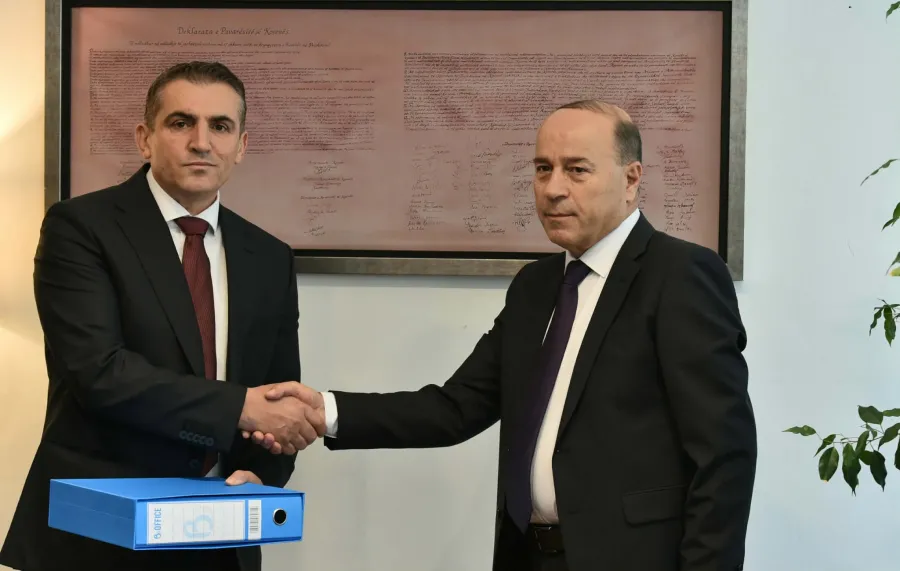 Kryeprokurori i Shtetit pranon detyrën zyrtare  Do të punojmë në forcimin e sundimit të ligjit Kryeprokurori i ri i Shtetit  Zejnulla Gashi gjatë pranimit të detyrës  deklaroi se do punojë në forcimin e sundimit të ligjit Gashi sot mori detyrën   