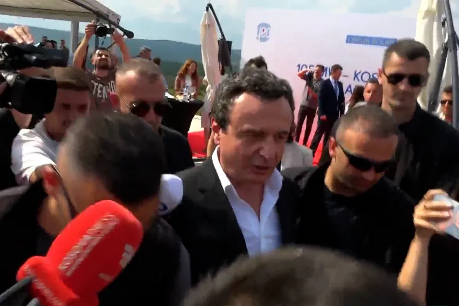 Konstituimi i institucioneve të reja  Kurti pyetet për takimet e radhës me liderët e ish opozitës Kryeministri në detyrë  Albin Kurti  nuk ka pranuar të përgjigjet për gazetarë nëse do të vazhdon t i takojë krerët e PDK së dhe të LDK së për   