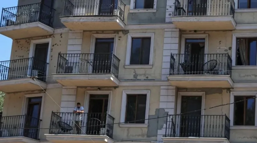 Tetë të vrarë nga sulmet ruse në Ukrainë  Kievi godet cisternat ruse të naftës Të paktën tetë persona u vranë dhe dhjetëra të tjerë u plagosën nga sulmet ruse gjatë natës dhe në orët e para të së mërkurës në disa rajone të Ukrainës  Paralelisht    
