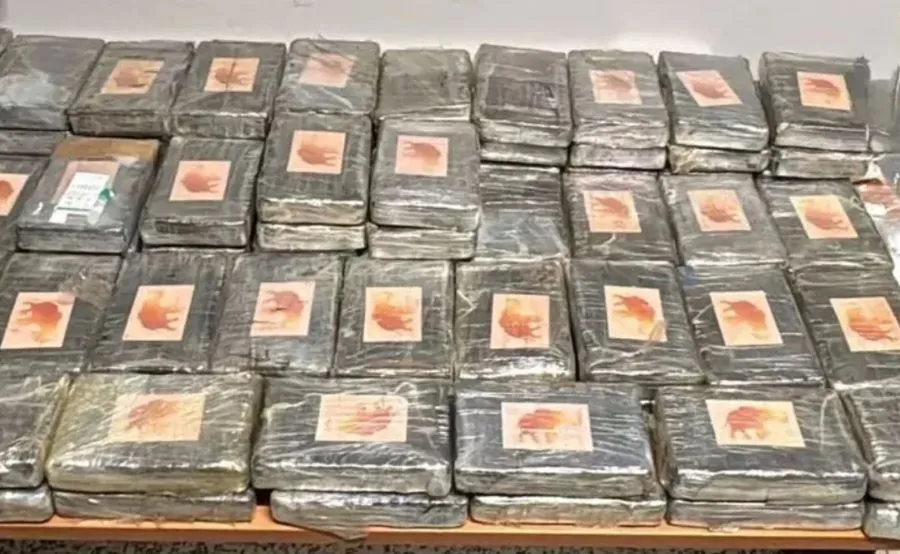 Sekuestrohen 111 kg kokainë  tre të arrestuar në Itali  njëri shqiptar Një operacion antidrogë i Guardia di Finanza në Itali ka çuar në sekuestrimin e mbi 111 kilogramëve kokainë  rreth 19 mijë eurove cash dhe arrestimin e tre personave  mes tyre   