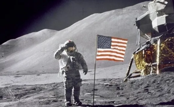 Misioni i parë me njerëz nga Toka për në Hënë Më 16 korrik 1969  nisi misioni historik Apollo 11  i cili për herë të parë dërgoi astronautë nga Toka drejt Hënës  duke shënuar një nga arritjet më të mëdha në historinë e eksplorimit të   