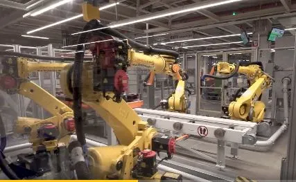 Industria gjermane humbi 177 mijë vende pune  15 mijë ikin çdo muaj Industria gjermane humbi 177 mijë vende pune gjatë vitit 2025  duke thelluar rënien e punësimit në sektorin e prodhimit  sipas të dhënave të publikuara nga Agjencia Federale e   