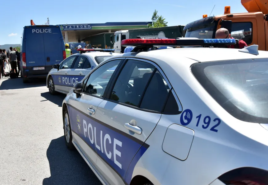 Të shtëna me armë në Fushë Kosovë  një person përfundon në QKUK Një person ka mbetur i plagosur nga të shtënat me armë zjarri mbrëmjen e së mërkurës në Fushë Kosovë  pas një mosmarrëveshjeje mes dy personave Sipas Policisë së Kosovës  ngjarja ka   