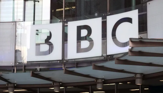 SHBA ja shqyrton përfshirjen në padinë e Trumpit kundër BBC së Qeveria amerikane po shqyrton mundësinë për t iu bashkuar si palë e interesuar padisë së presidentit Donald Trump kundër transmetuesit britanik BBC për shpifje  një veprim që mund ta   