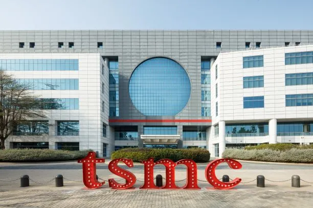 Kompania tajvaneze që fitoi 22 miliardë dollarë për 3 muaj  investon edhe 100 miliardë tjera në SHBA Gjiganti tajvanez i prodhimit të çipave  TSMC  ka njoftuar se do të investojë edhe 100 miliardë dollarë për zgjerimin e kapaciteteve të prodhimit   