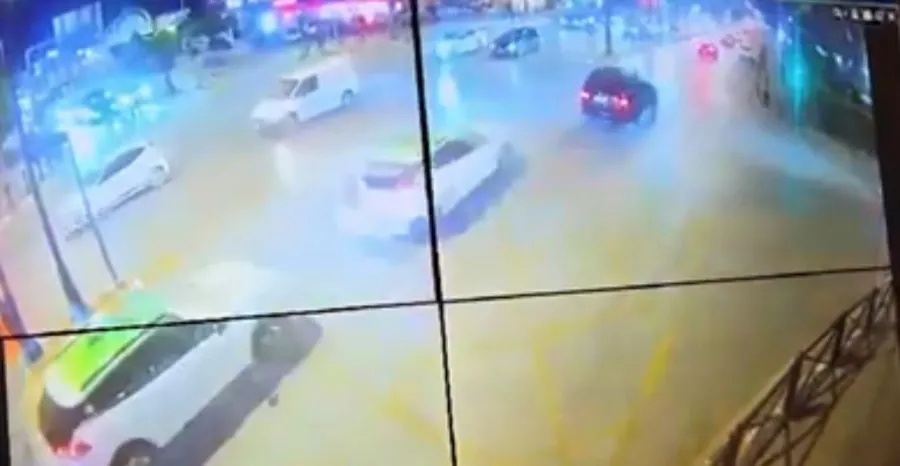 Gara shpejtësie në Prishtinë  Policia ndëshkon dy shoferë me nga 500 euro gjobë Dy drejtues automjetesh janë ndëshkuar nga Njësiti i Trafikut të Kryeqytetit  pasi u identifikuan duke zhvilluar gara shpejtësie në rrugët e Prishtinës Sipas një   