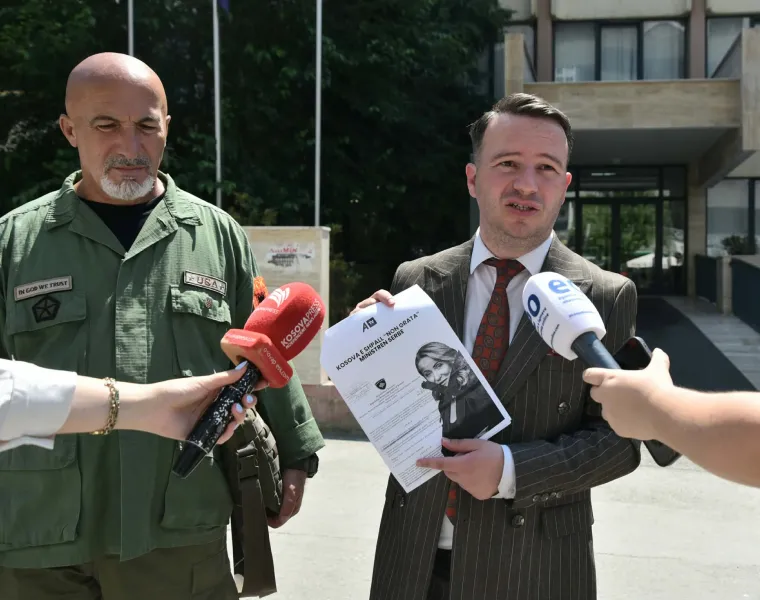 Kallëzim penal ndaj ministres serbe Paunoviq  kërkohet përfshirja e INTERPOL it Avokati Gent Gjini ka dorëzuar kallëzim penal ndaj ministres serbe  Snezhana Paunovic  në Prokurorinë Speciale të Kosovës  Ai kërkoi që të përfshihet edhe faktori   