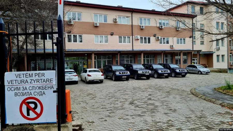 Prokurorë dhe staf mbështetës serbë nga Prokuroria në Mitrovicë tërheqin dorëheqjet e tyre Këshilli Prokurorial i Kosovës  KPK  së voni ka pranuar afër njëzetë njoftime nga prokurorë dhe anëtarë të stafit mbështetës nga Prokuroria Themelore në   