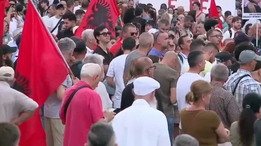Dita e 48 të e protestës në Tiranë  fjalime para Kryeministrisë Mbahet në Tiranë dita e 48 të e tubimit Ashtu si çdo ditë tjetër  protestuesit janë mbledhur përpara Kryeministrisë ku kanë mbajtur fjalime të ndryshme Gjithashtu  shumë prej tyre   
