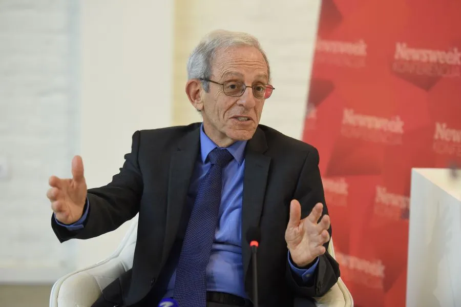 Serwer  Po ta kishte Vuçiq vetëm një qelizë në trup që s pajtohet me Paunoviqin do ta shkarkonte Profesori Daniel Serwer nga Universiteti Johns Hopkins në Uashington  ka dhënë komentet e tij rreth deklaratës skandaloze të ministres serbe    