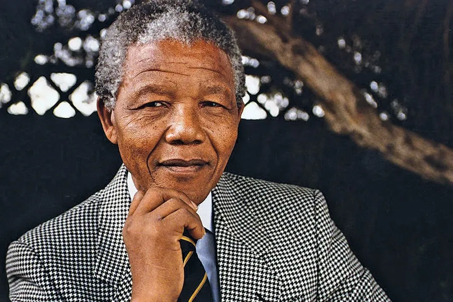 Dita Ndërkombëtare e Nelson Mandelas Nelson Mandela ishte president i Afrikës Jugore dhe luftëtar i lirisë  i cili luftonte kundër shtypjes racore që u bëhej të zinjve në Afrikë  posaçërisht në Afrikën Jugore  Ai studioi juridikun  Shumë vite të   
