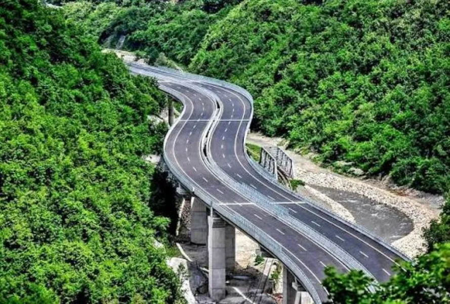 Kamionët mbi 20 tonë nuk lejohen në autoudhë  ja orari i ndalimit Ministria e Infrastrukturës dhe Transportit ka njoftuar se gjatë ditës së sotme do të zbatohen kufizime të përkohshme për qarkullimin e automjeteve të transportit të mallrave me   