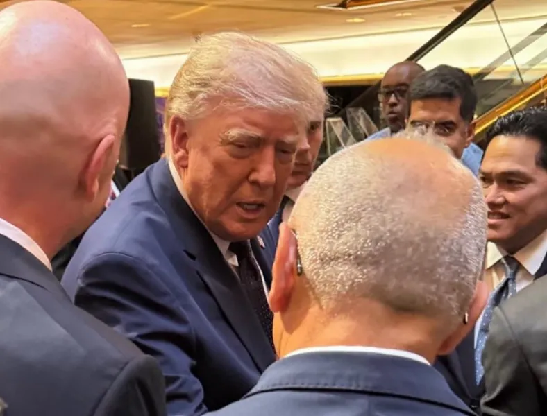 Ademi publikon fotografi me Trump dhe falënderon SHBA në për mbështetjen ndaj Kosovës Presidenti i Federatës së Futbollit të Kosovës  FFK   Agim Ademi  ka bërë të ditur se është përshëndetur me presidentin e Shteteve të Bashkuara të Amerikës    