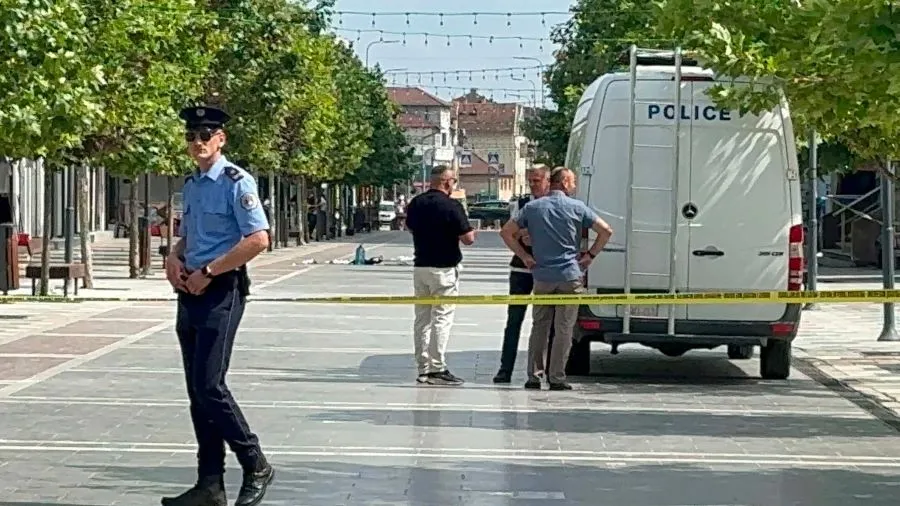 Tentim vrasje në Podujevë  i mituri theret me thikë në sheshin e qytetit Një person është arrestuar nën dyshimin për vrasje në tentativë  pasi dyshohet se ka therur me thikë një të mitur në sheshin e qytetit në Podujevë Sipas raportit të Policisë   