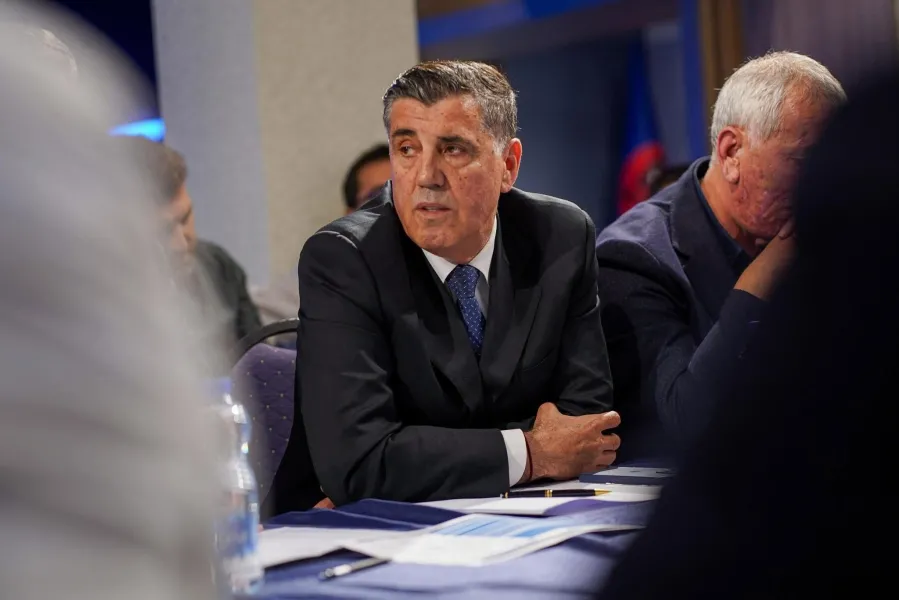 Mes debateve në LDK  Haziri  Stabiliteti i Republikës kalon përmes zyrave tona Nënkryetari i Lidhjes Demokratike të Kosovës  LDK   Lutfi Haziri  ka reaguar ndaj zhvillimeve dhe kritikave që po shoqërojnë partinë  duke theksuar se LDK do t i   