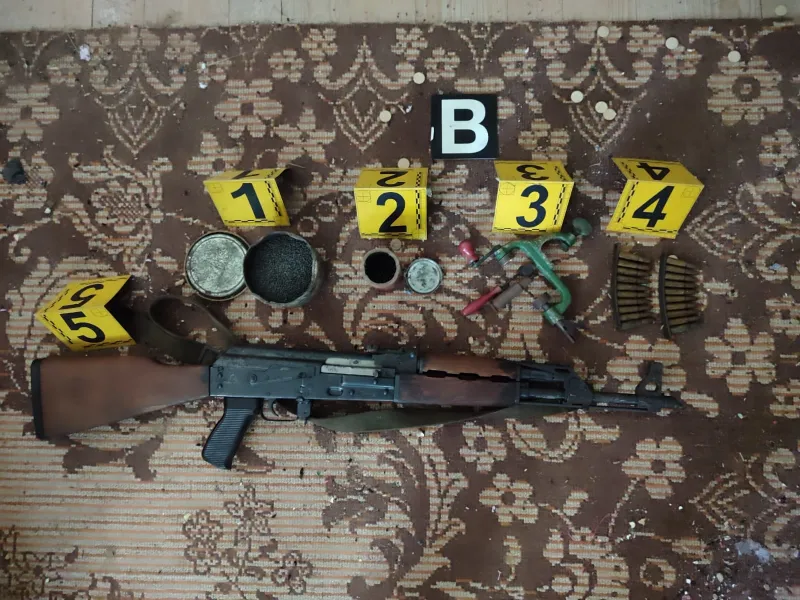51 raste të armëmbajtjes pa leje në veri  Policia s e përjashton të ketë sasi të tjera armatimi Gjetja e armëve në shtëpi të braktisura në komunat veriore vazhdon të jetë pjesë e aksioneve të Policisë së Kosovës  Vetëm gjatë gjashtë muajve të   