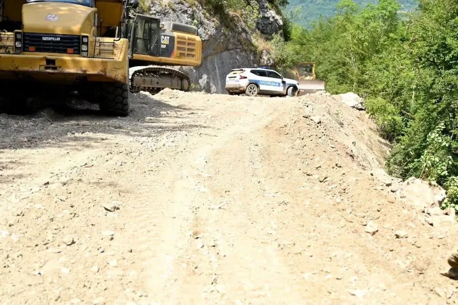 Margetiq  Zvonko Veselinoviq dhe kompania e tij punojnë në projektet e Dodikut  pastron paratë Gazetari hulumtues kroat  Domagoj Margetiq  raportoi se Zvonko Veselinoviq transferoi makineritë e tij në punët që financohen nga buxheti i entitetit   